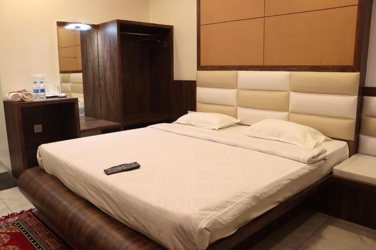 Pawan Executive Tuljapur Exterior photo